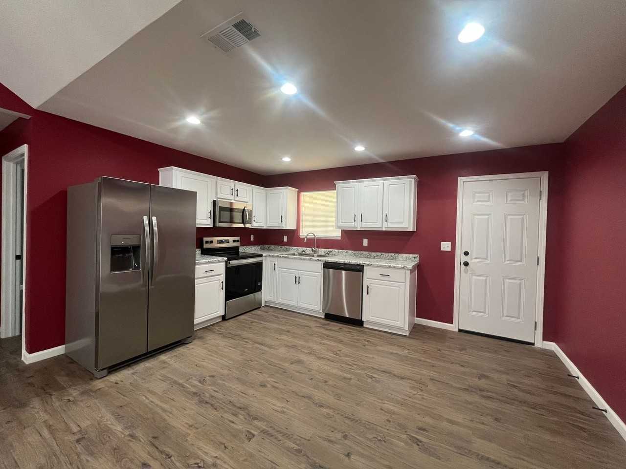 405 Smith St - Photo 6 of 22