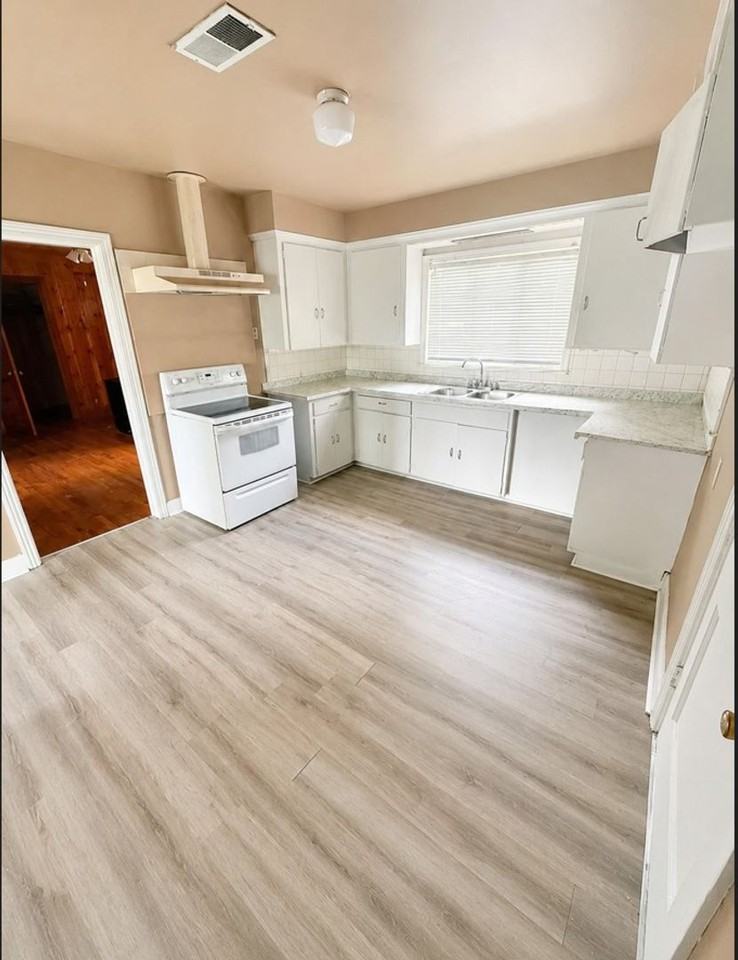 2435 Beech St - Photo 2 of 8