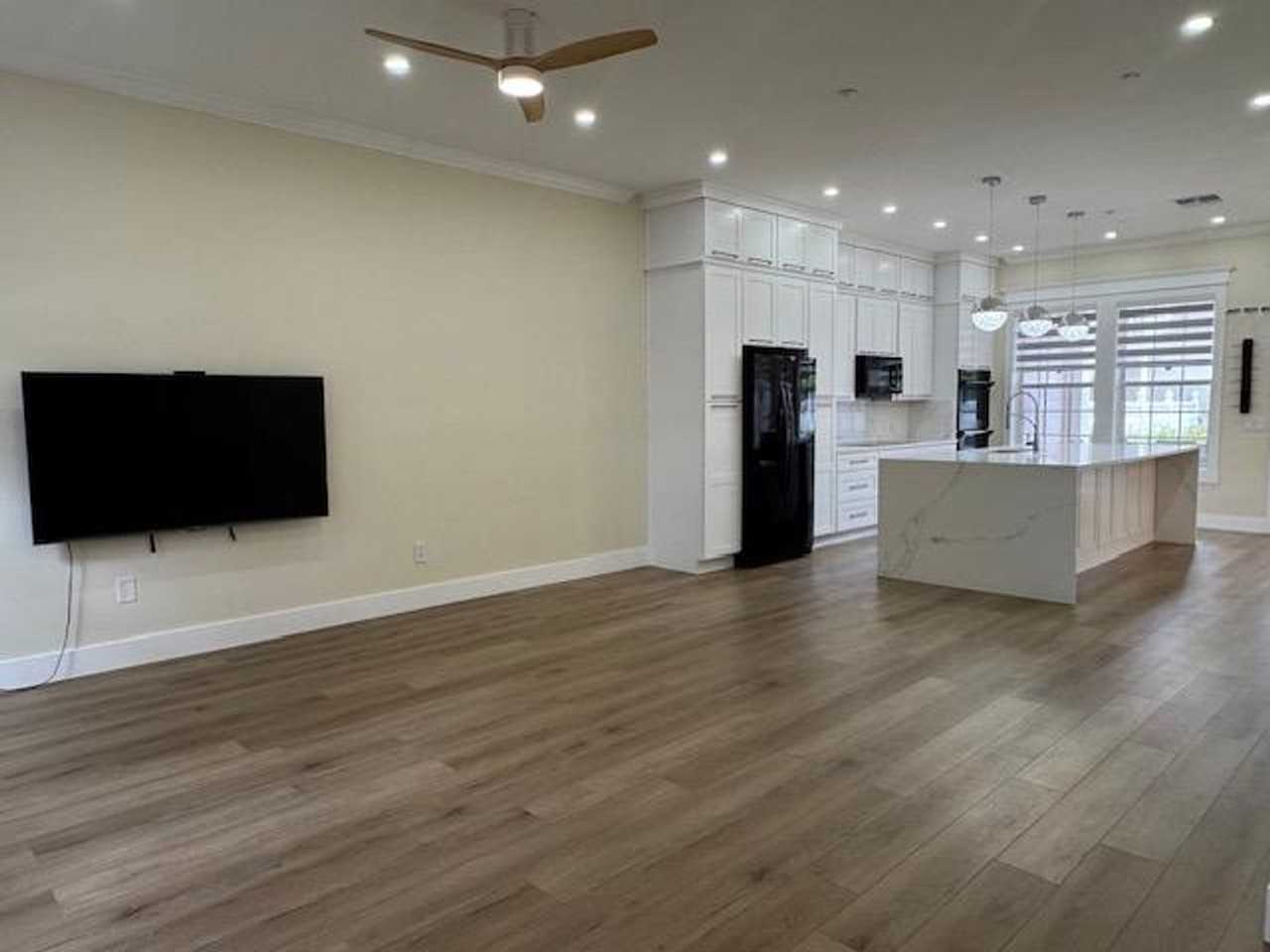 537 Campus St - Photo 2 of 42