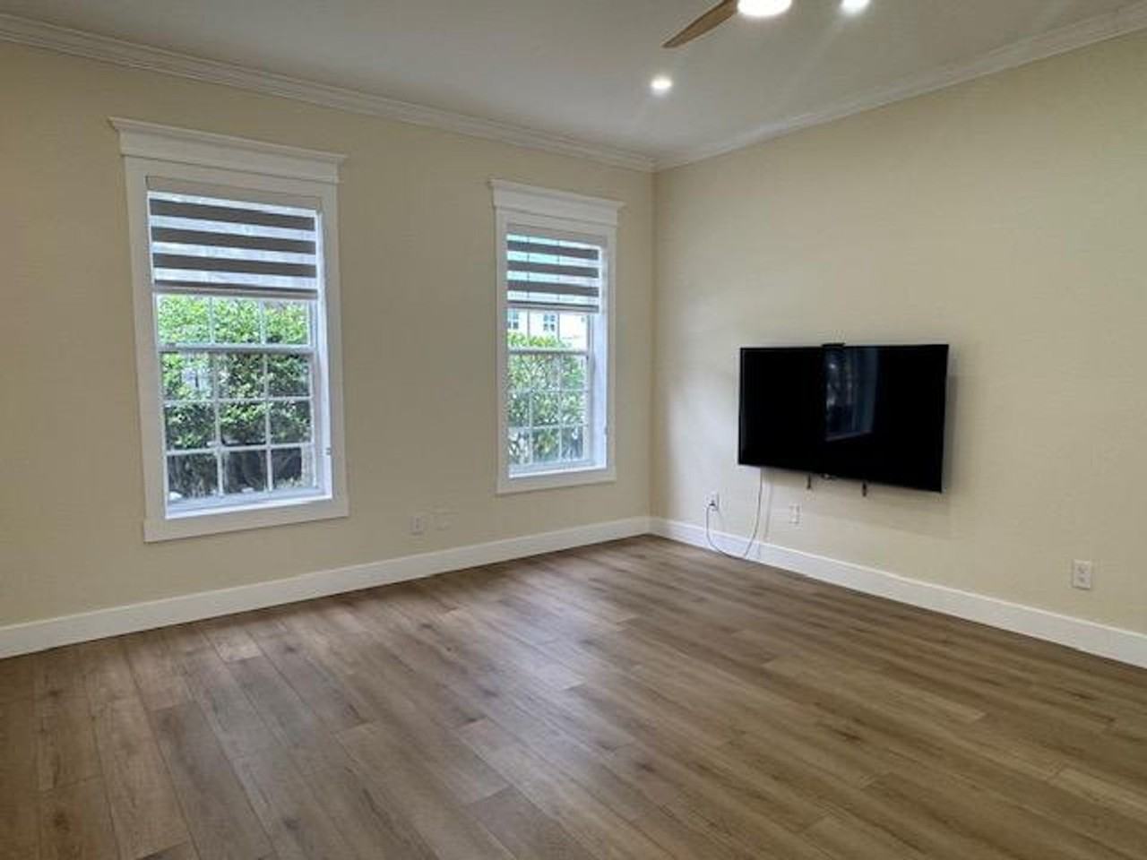 537 Campus St - Photo 3 of 42