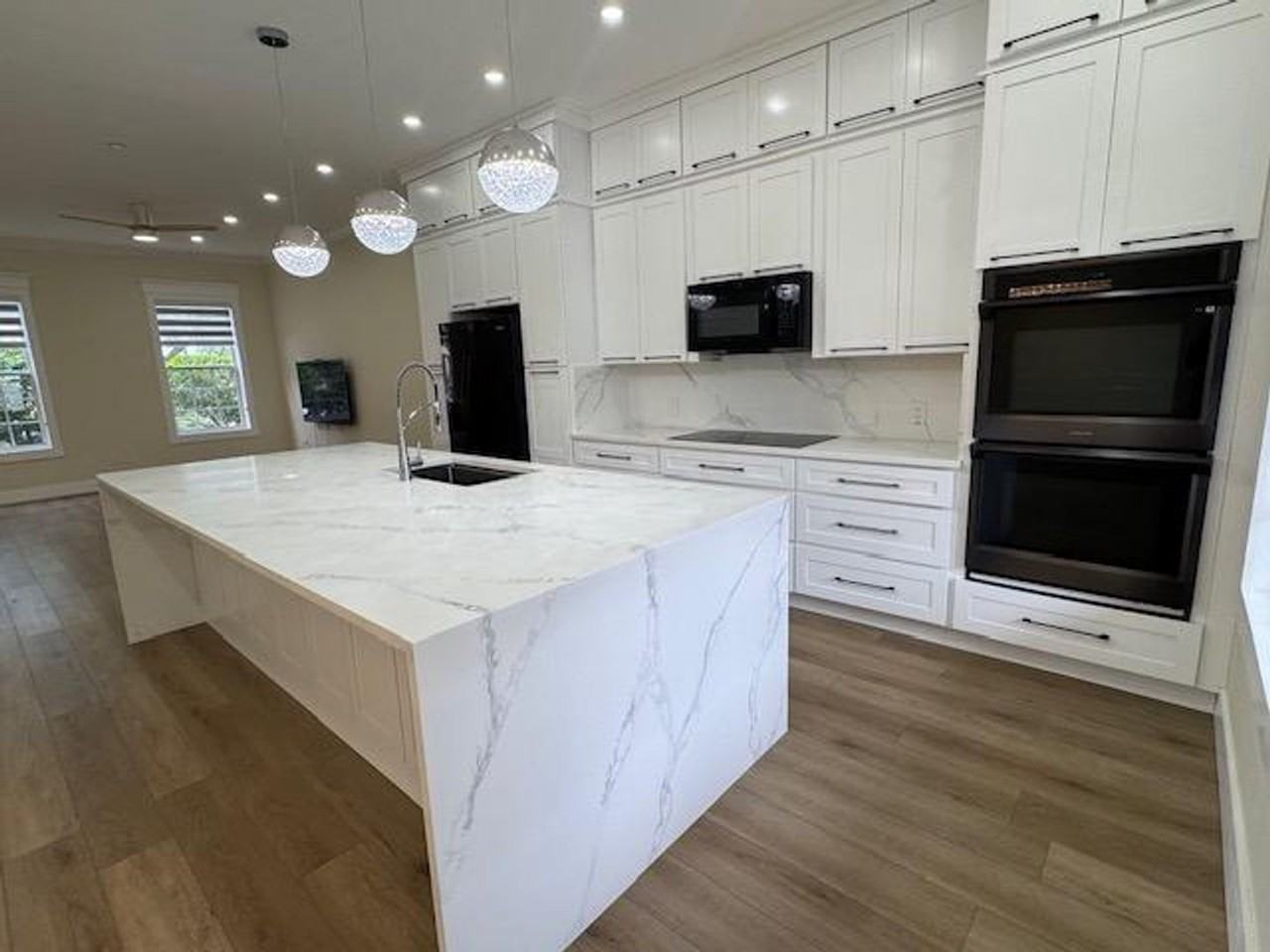 537 Campus St - Photo 6 of 42
