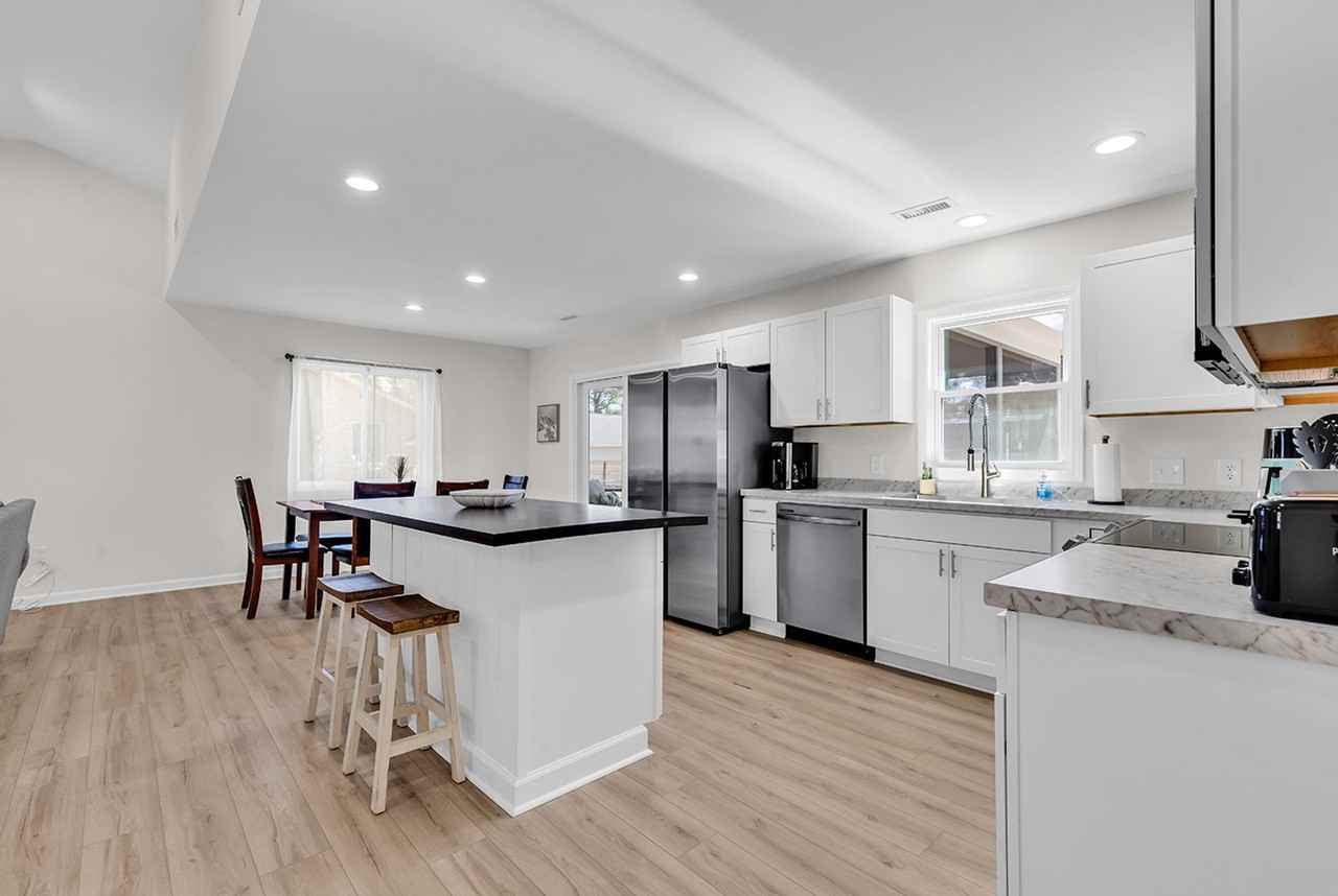 2405 Bert Dr - Photo 4 of 37