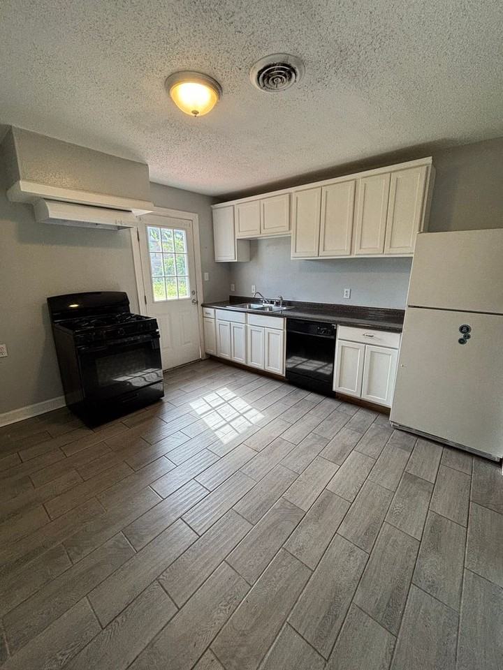 1520 James St - Photo 3 of 10