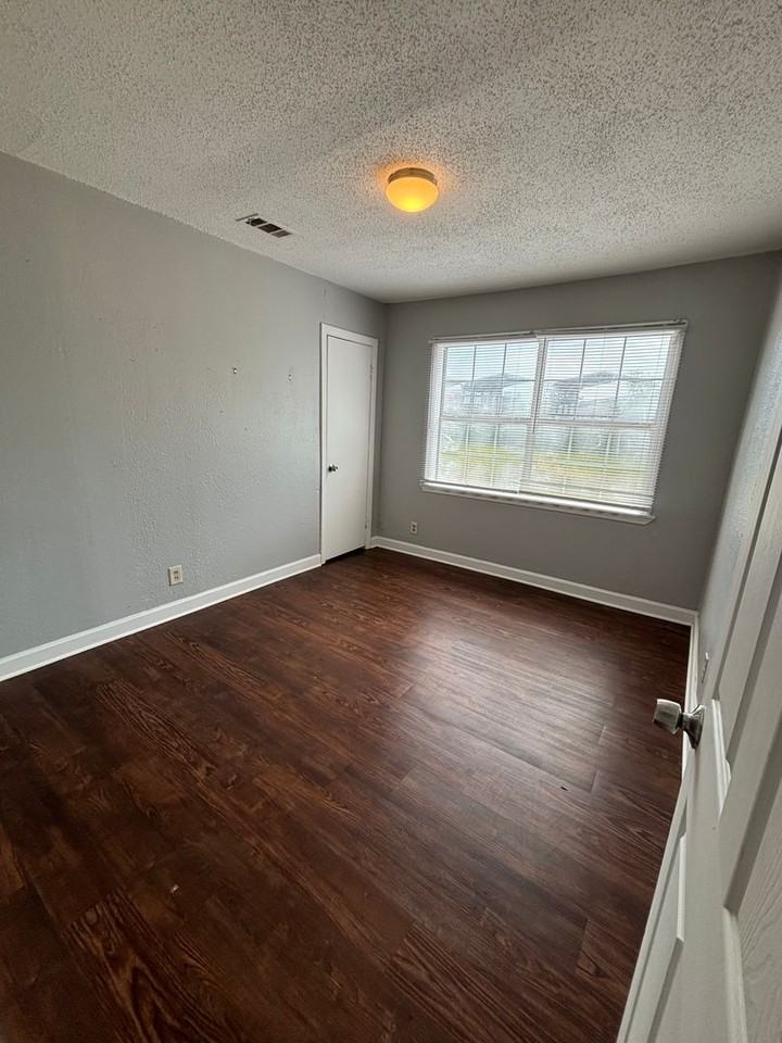 1520 James St - Photo 4 of 10