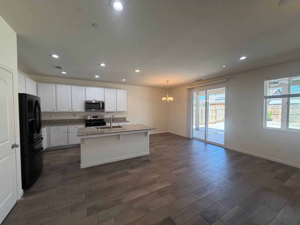 2042 Sherbrook Ave - Photo 3 of 18