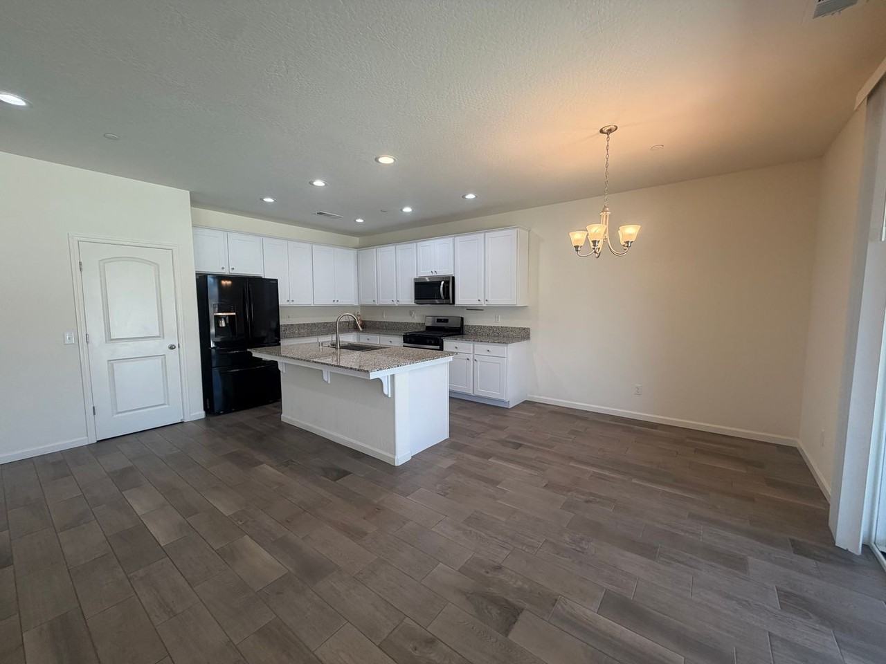 2042 Sherbrook Ave - Photo 4 of 18