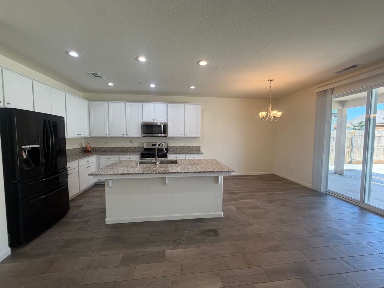 2042 Sherbrook Ave - Photo 5 of 18