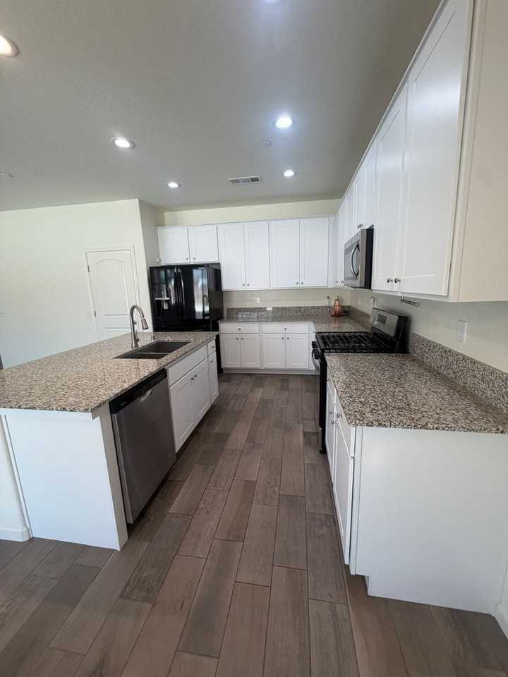 2042 Sherbrook Ave - Photo 6 of 18