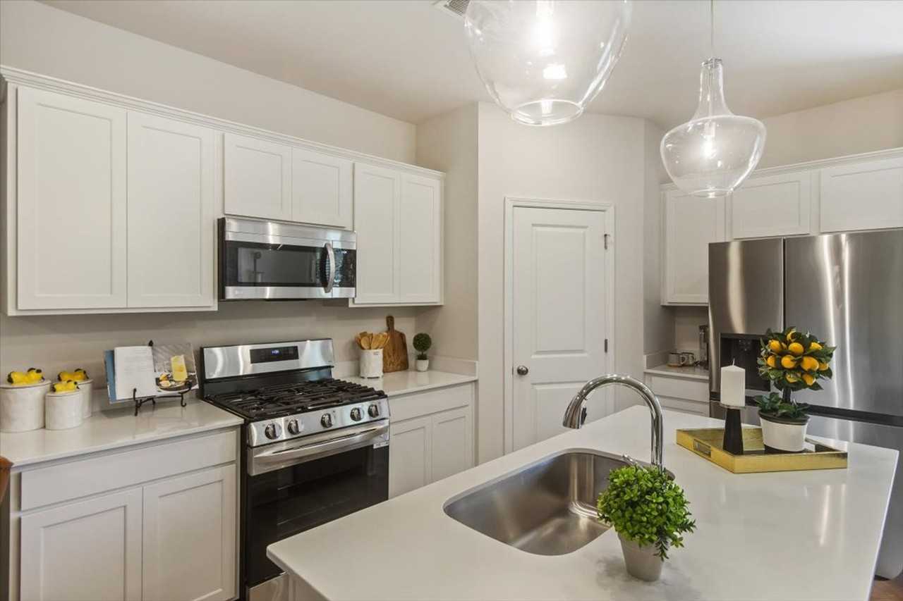 2049 Hillman Way - Photo 6 of 25