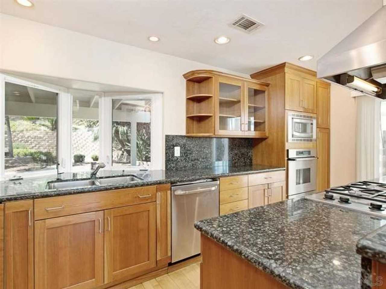 4810 Refugio Ave - Photo 7 of 25