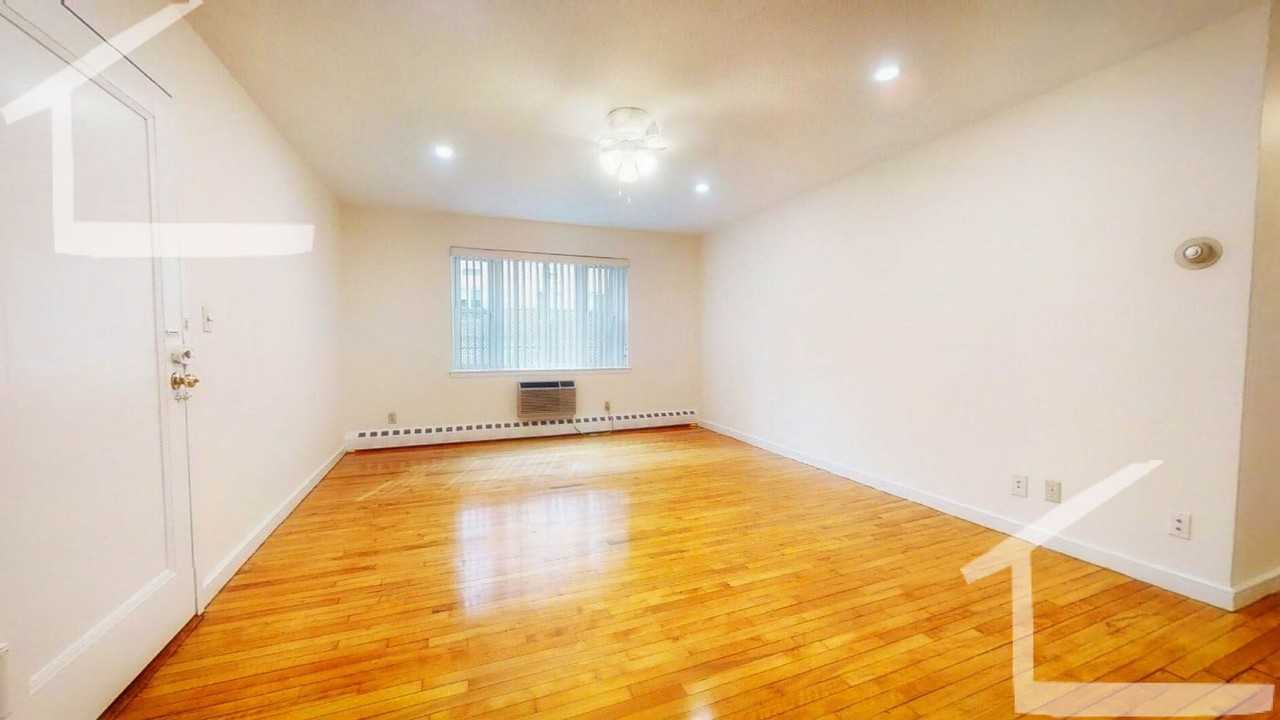 220 Babcock St - Photo 4 of 9