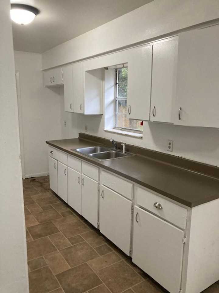 1445 Hamilton Ave - Photo 6 of 15