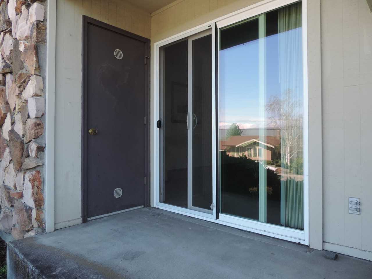 1622 E 9th St - Photo 2 of 9