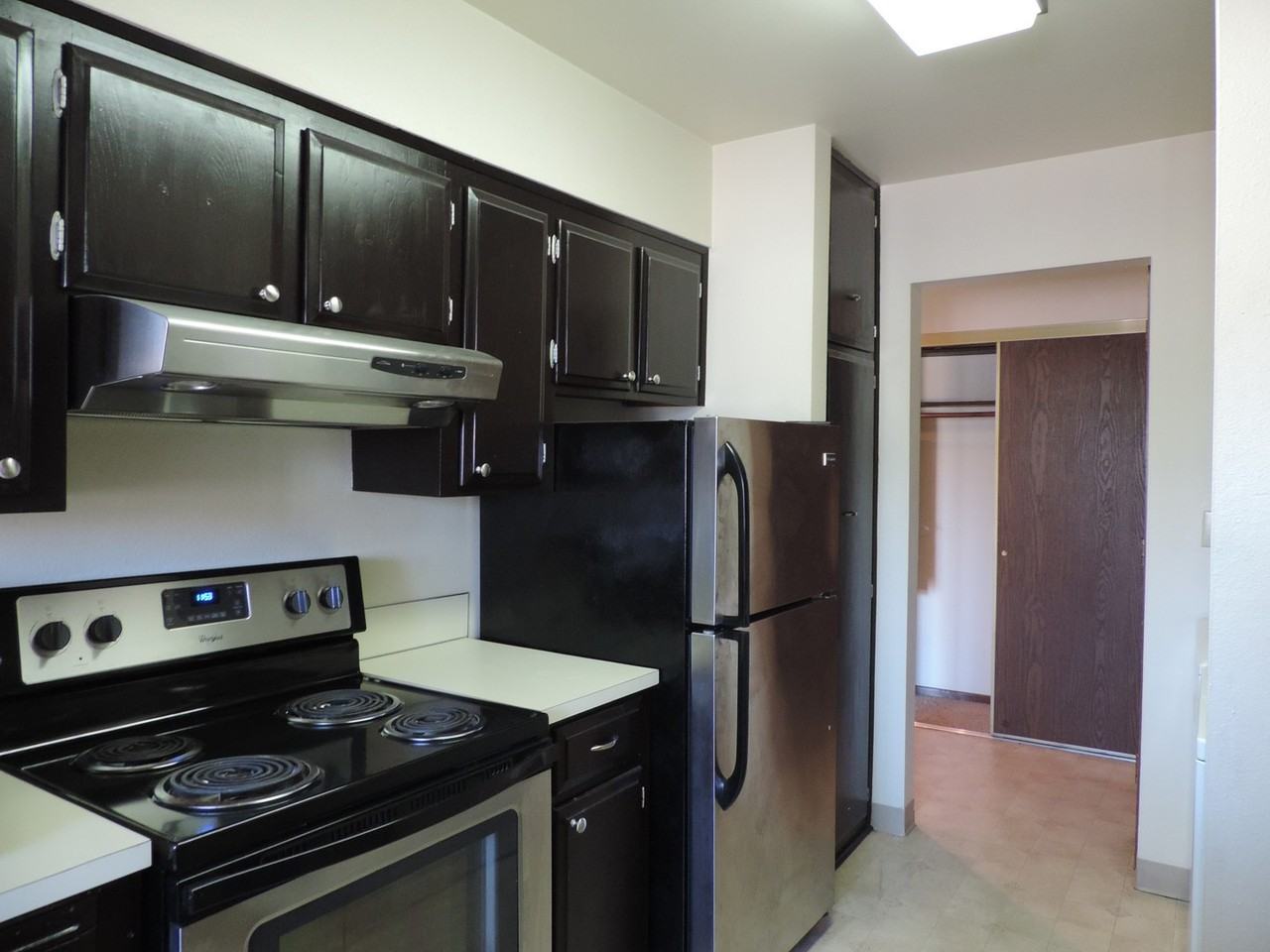 1622 E 9th St - Photo 5 of 9
