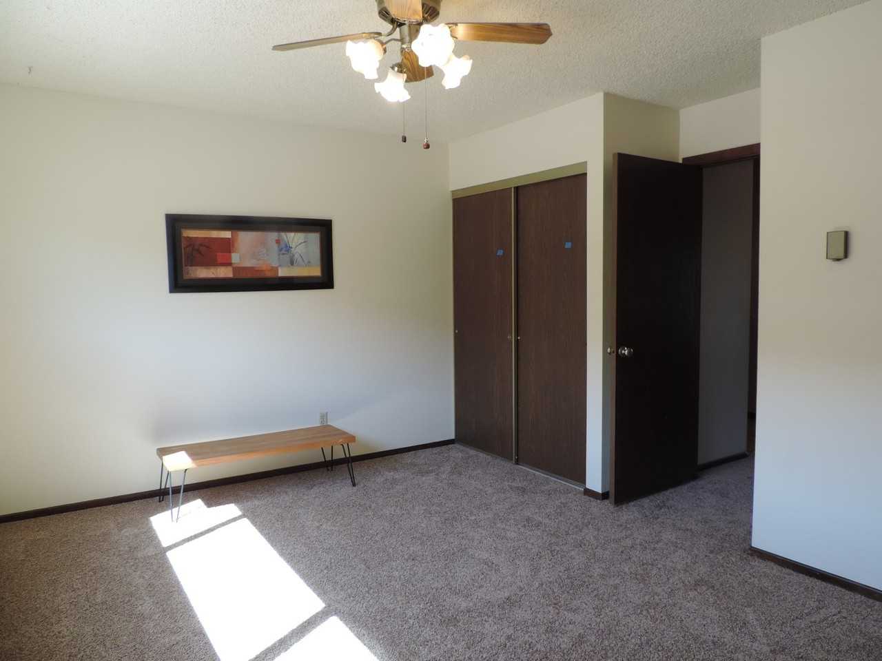 1622 E 9th St - Photo 6 of 9
