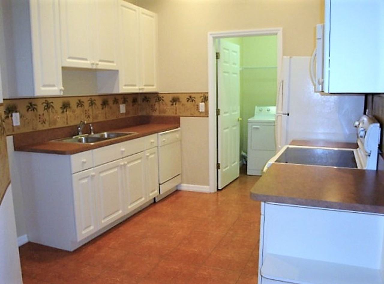 2737 Tottenham Dr - Photo 5 of 20