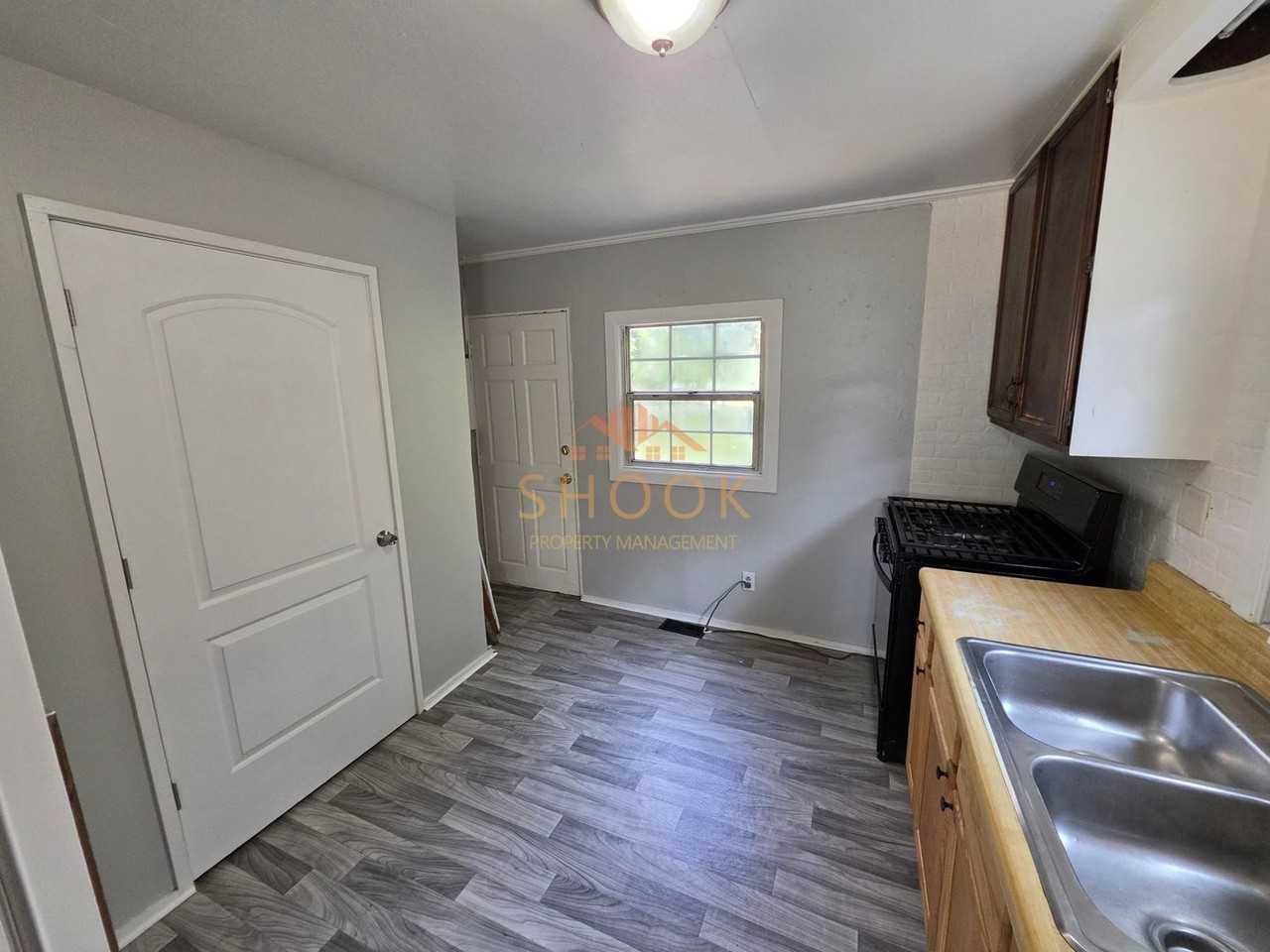 1722 Vinton St - Photo 4 of 11