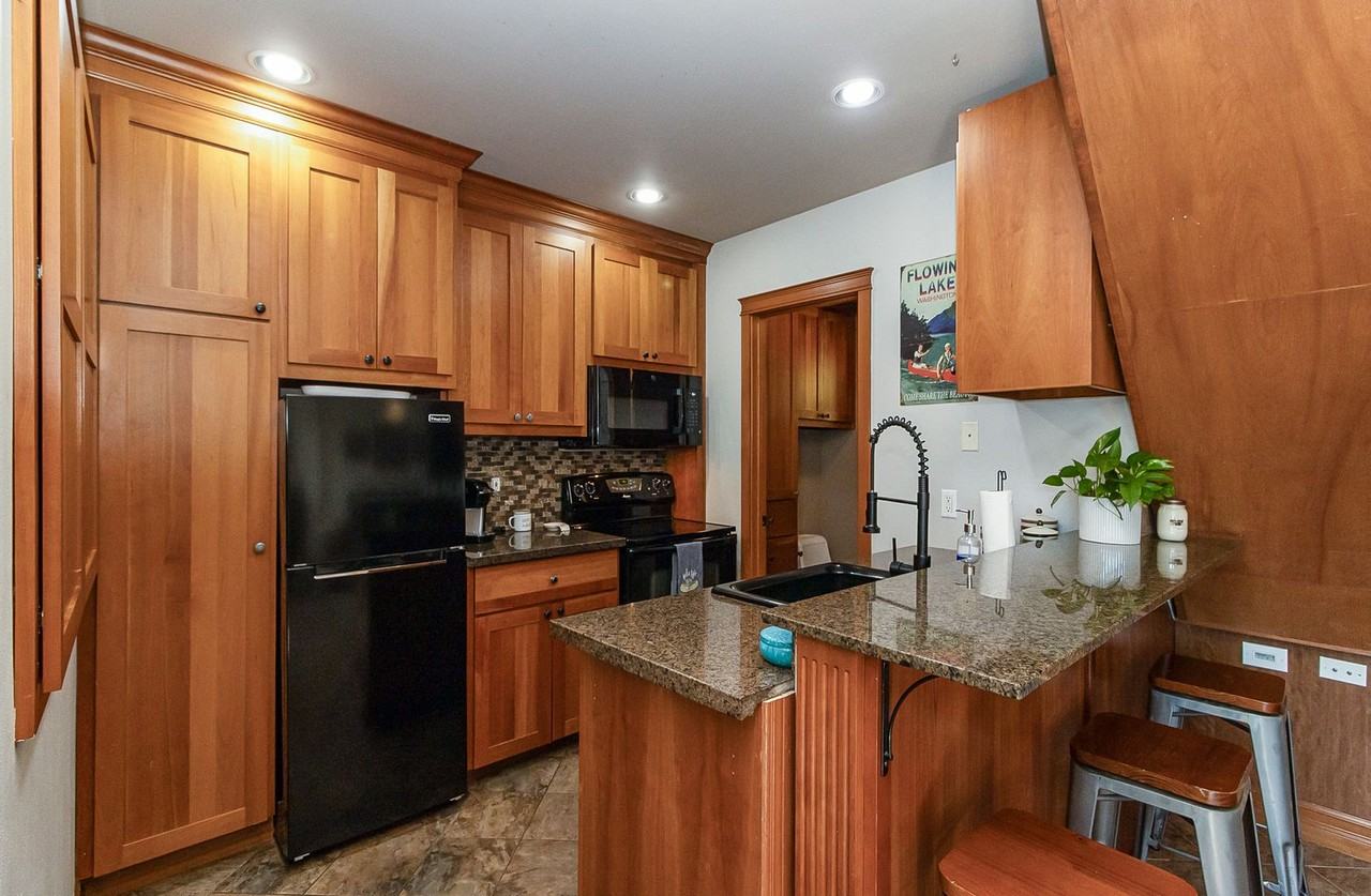 5302 Wonderland Rd - Photo 7 of 12