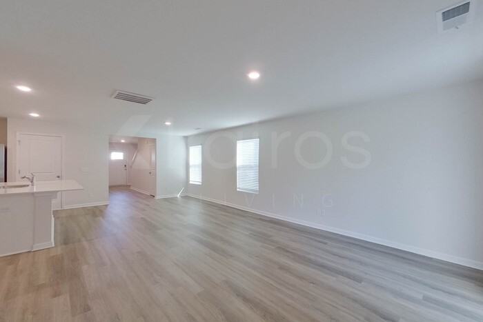 112 Overstreet Way - Photo 2 of 28