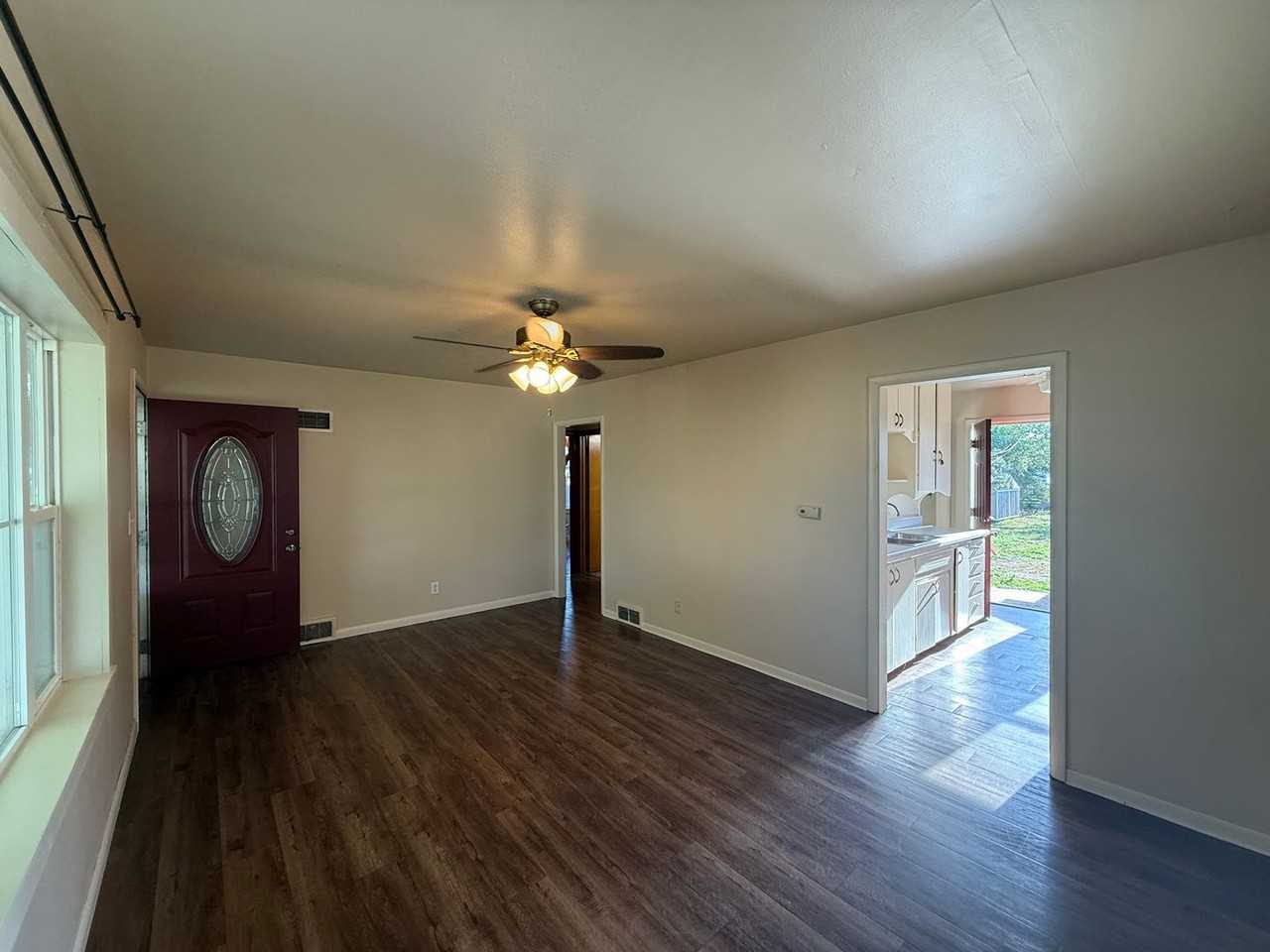 1113 Avenue F - Photo 2 of 8