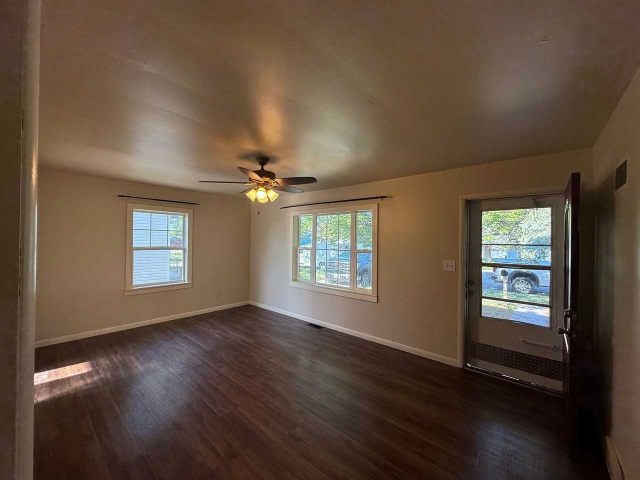 1113 Avenue F - Photo 3 of 8