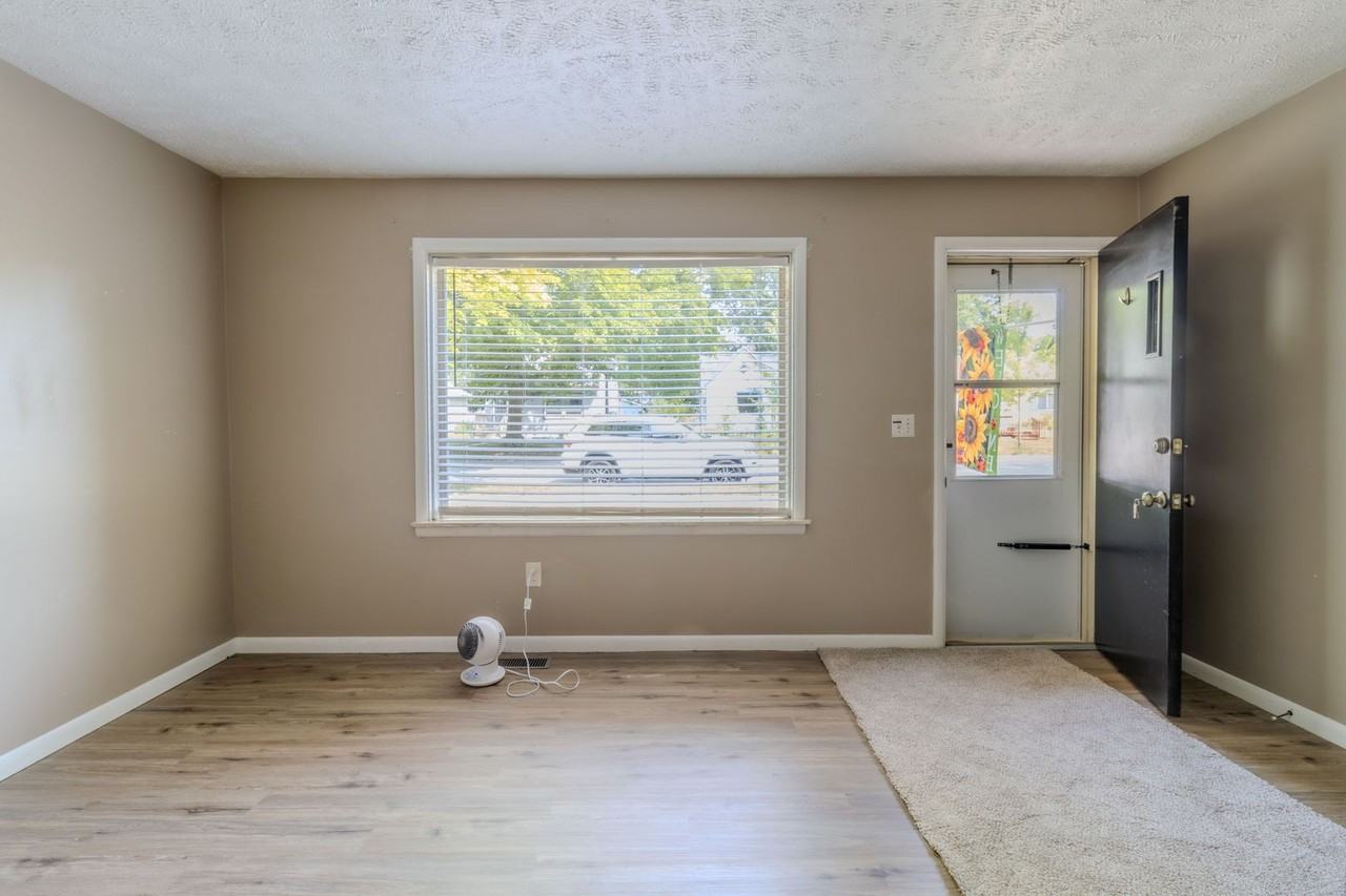 916 Webster St - Photo 2 of 26