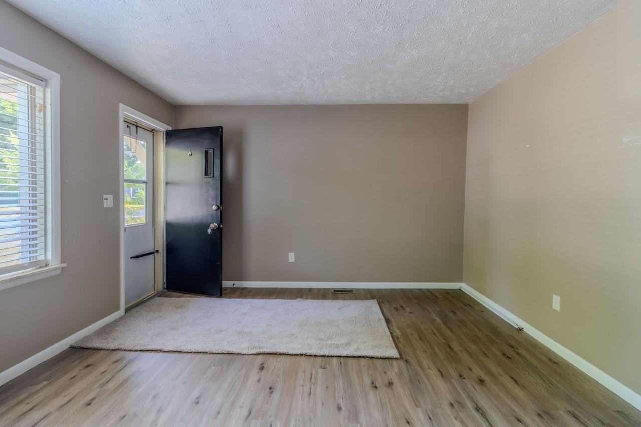 916 Webster St - Photo 3 of 26