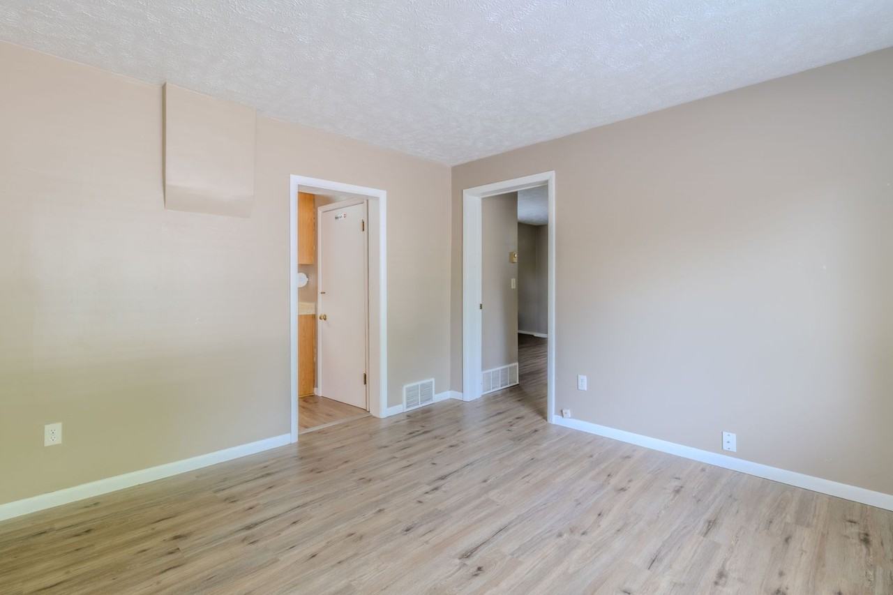 916 Webster St - Photo 4 of 26