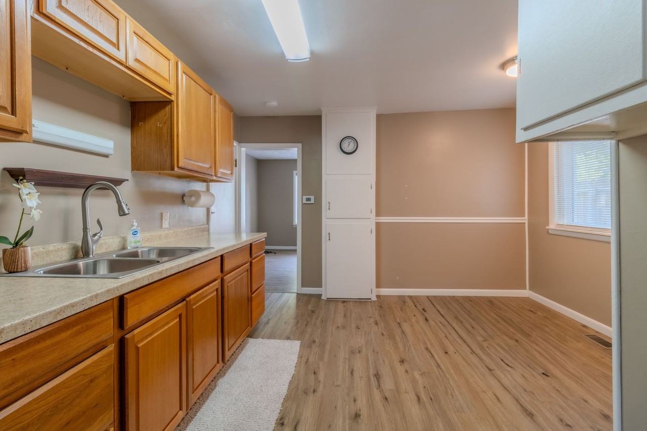916 Webster St - Photo 6 of 26