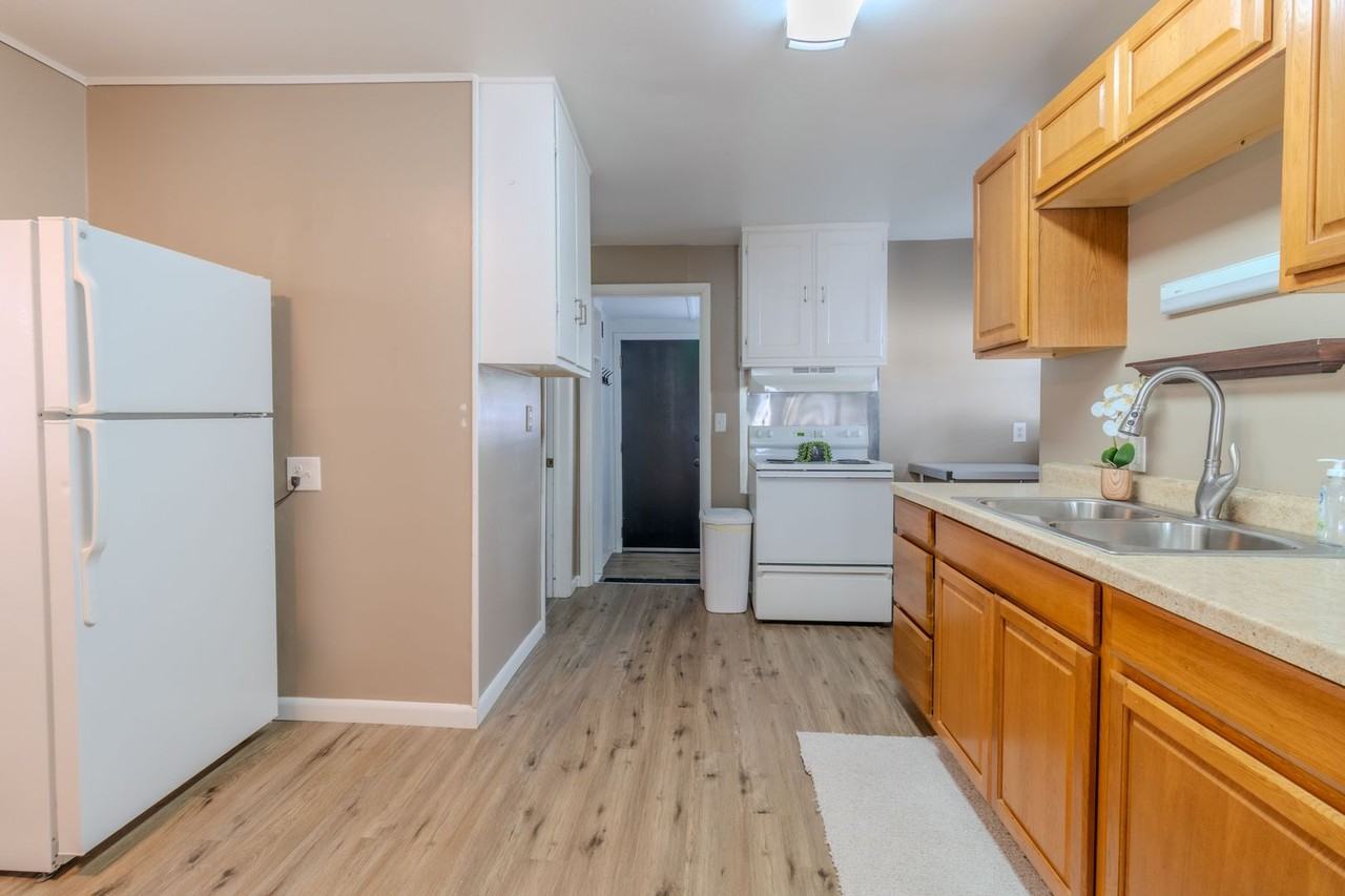 916 Webster St - Photo 7 of 26