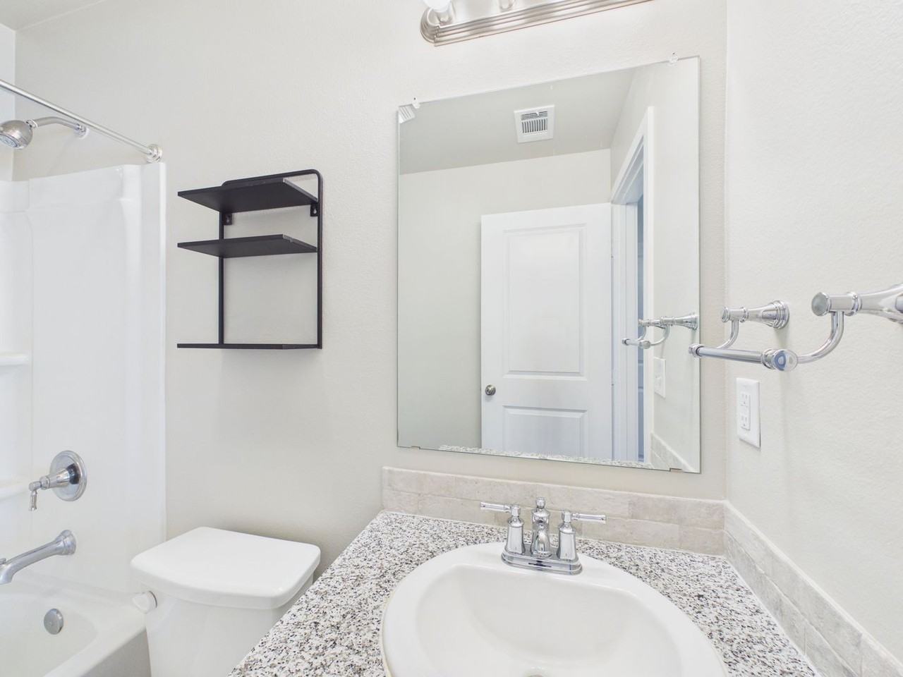 4712 Hinson St - Photo 3 of 23