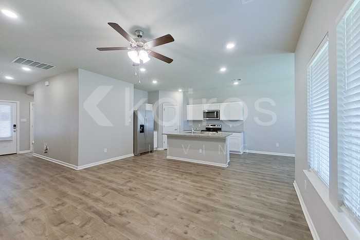 200 Yardley Ct - Photo 4 of 18