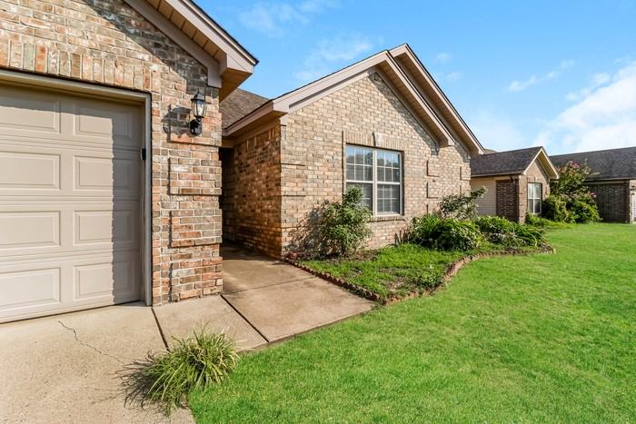 3001 Wild Berry Dr - Photo 4 of 9