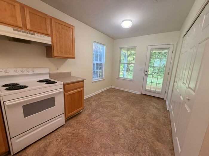 302 Ashley Ln - Photo 2 of 12