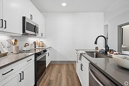 District South Apartments & Townhomes - Photo 3 of 20