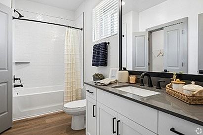 District South Apartments & Townhomes - Photo 7 of 20