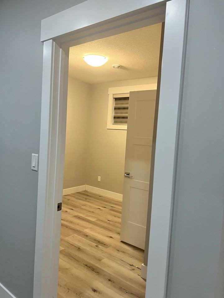 1823 24 St Nw - Photo 4 of 9