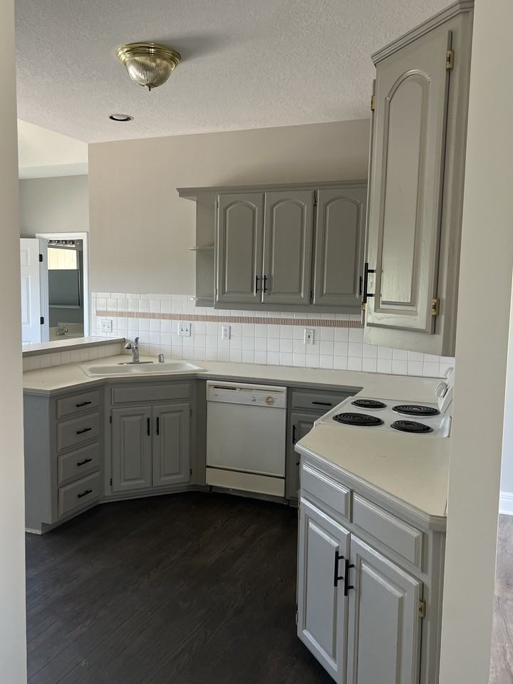 1423 Monterey Hill Dr #NA - Photo 5 of 33