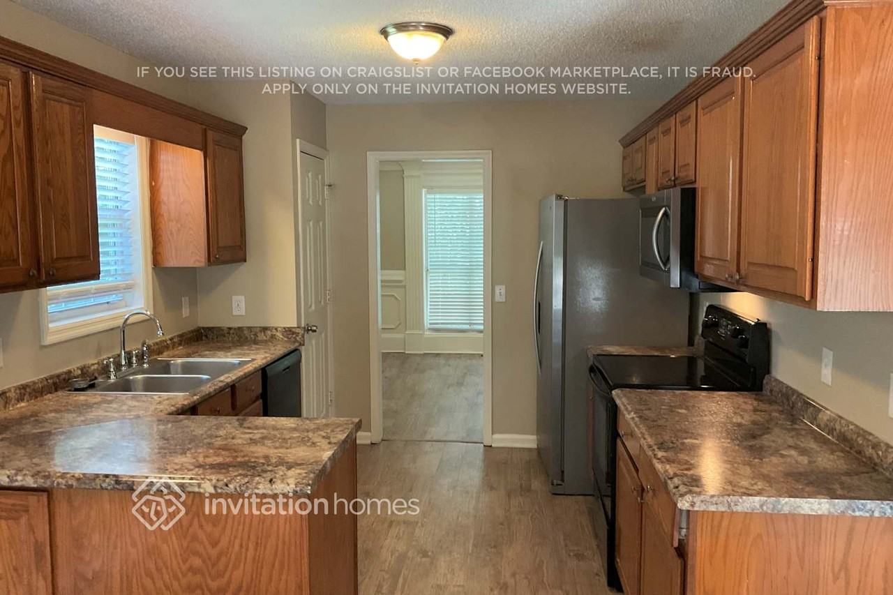 1885 Chadwick Dr - Photo 3 of 11