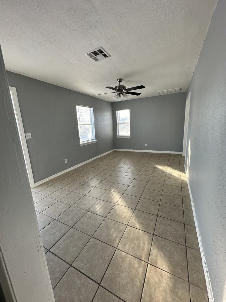 3029 Nw 26Th St - Photo 5 of 11