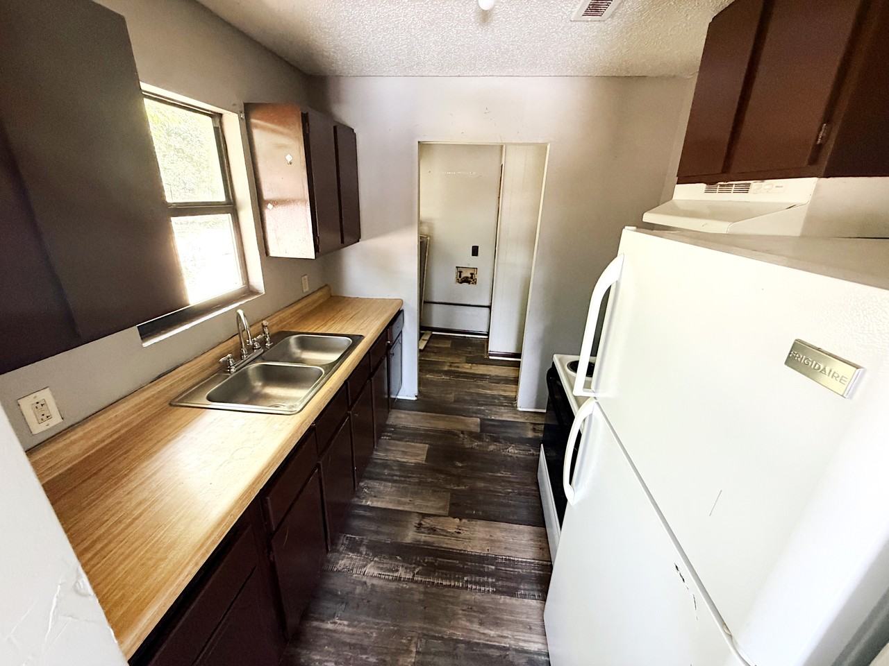 1100 Ash St - Photo 6 of 17
