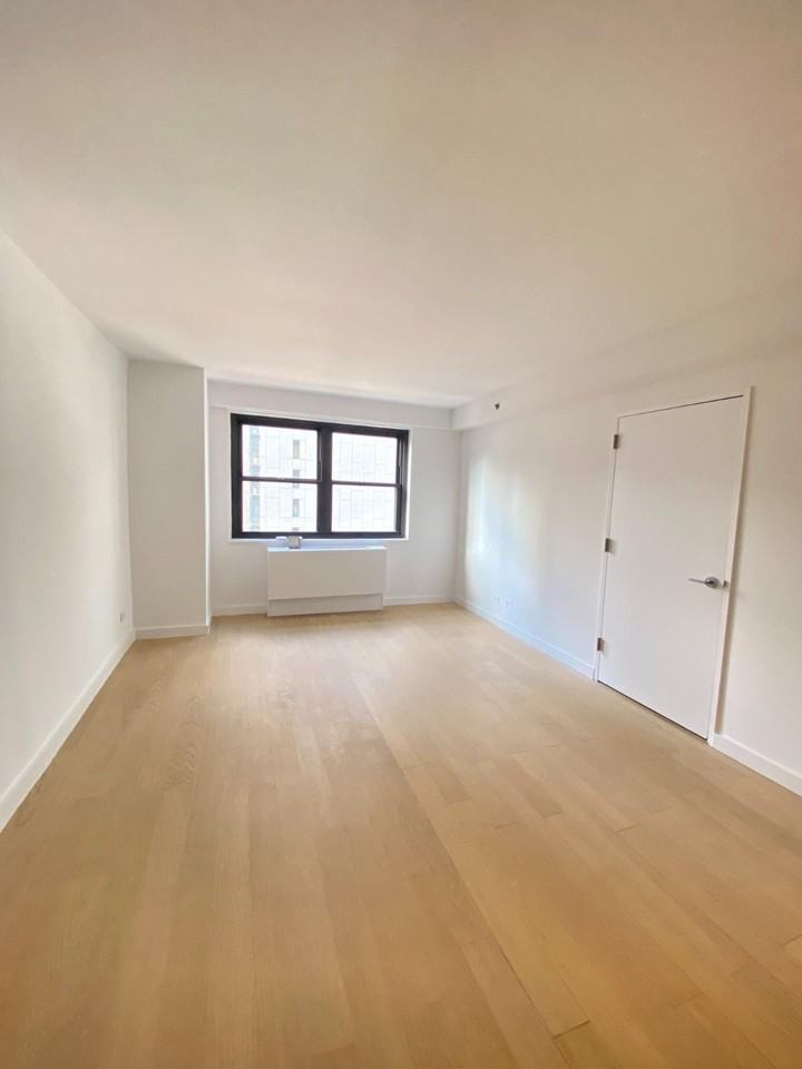 E 39th St #6F - Photo 2 of 6