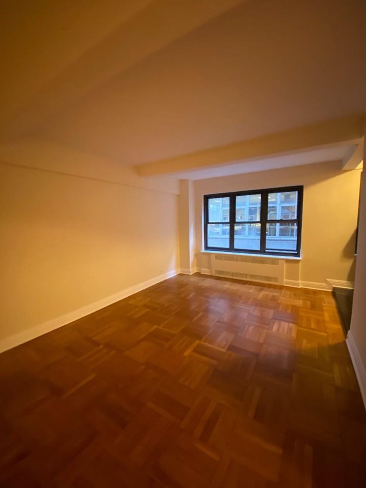 E 56th St #9D - Photo 3 of 6