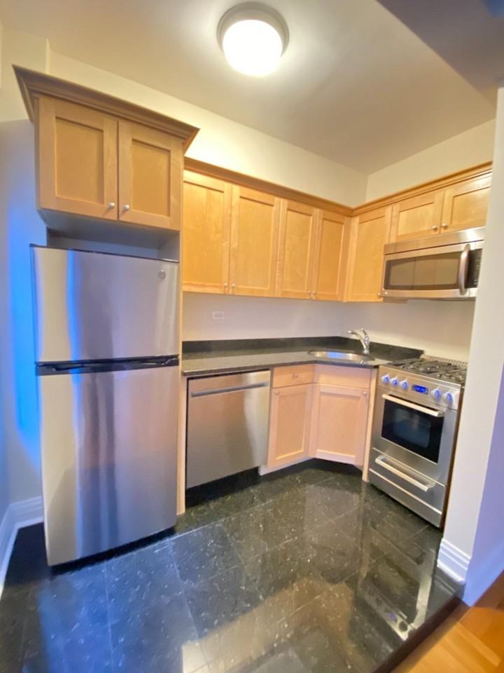 E 56th St #9D - Photo 4 of 6