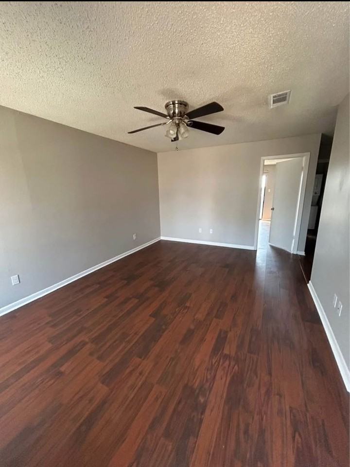 1 bed and 2 Beds Tucked away on Cantrell. Hidden Valley - Photo 5 of 11
