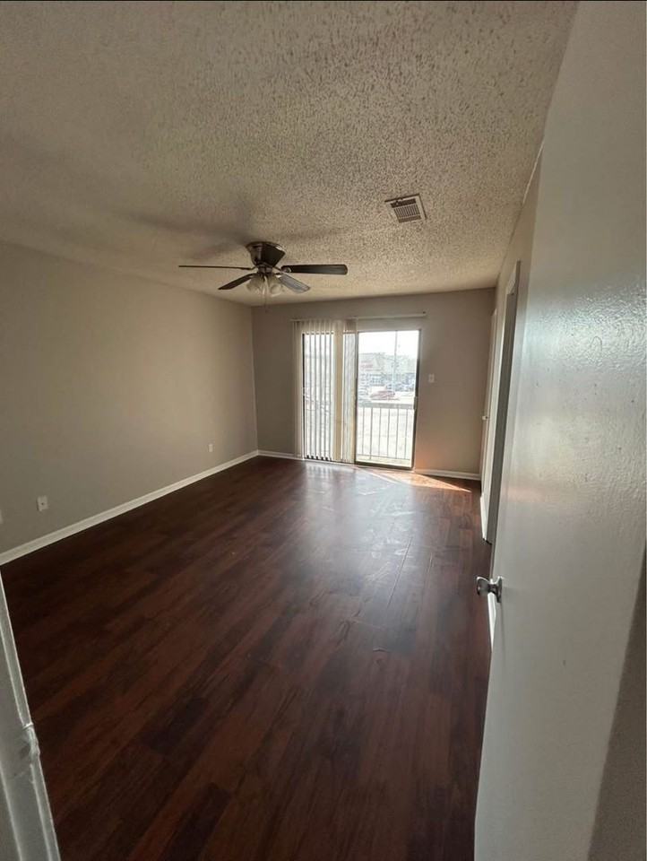 1 bed and 2 Beds Tucked away on Cantrell. Hidden Valley - Photo 6 of 11