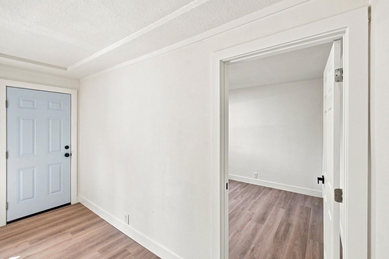78M - Cully Court Apts. - Photo 5 of 21