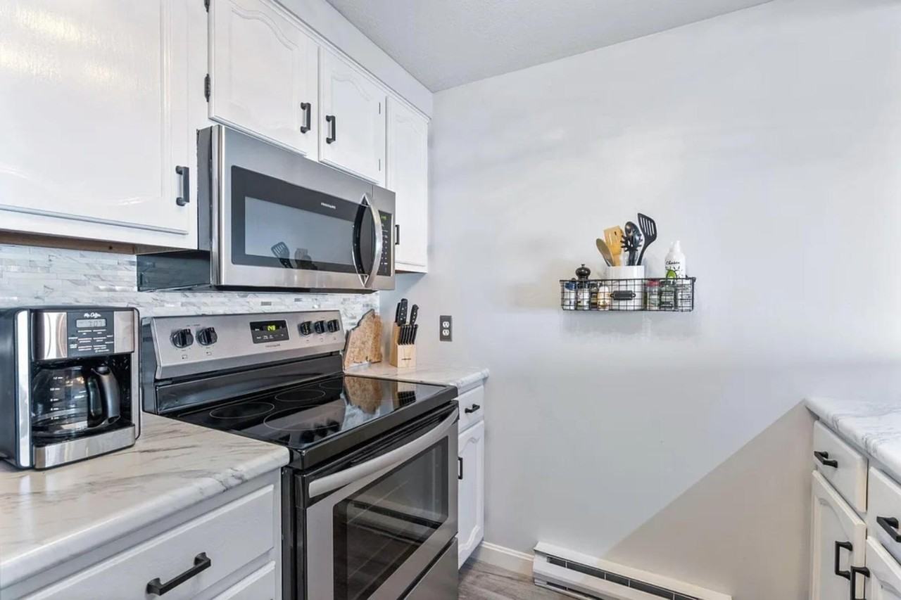 105 E Grand Ave - Photo 7 of 20