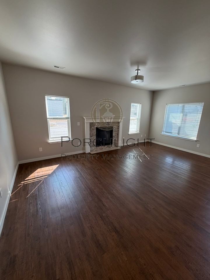 600 Pioneer CourtUnit B #1 - Photo 4 of 10