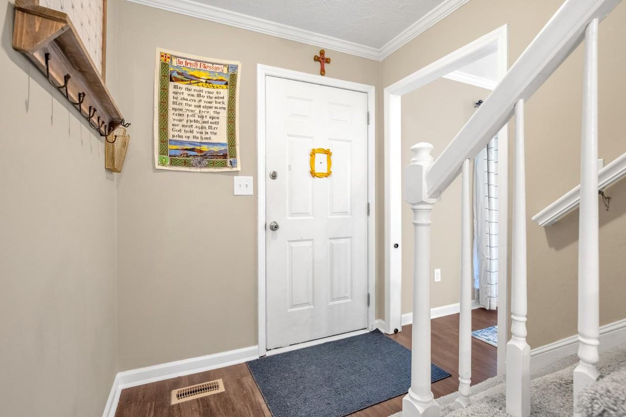 608 Georgetown Cir - Photo 2 of 11